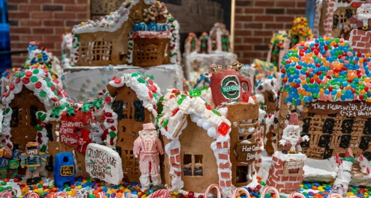El espectacular pueblo de pan de jengibre más grande del mundo ilumina Nueva York en Navidad